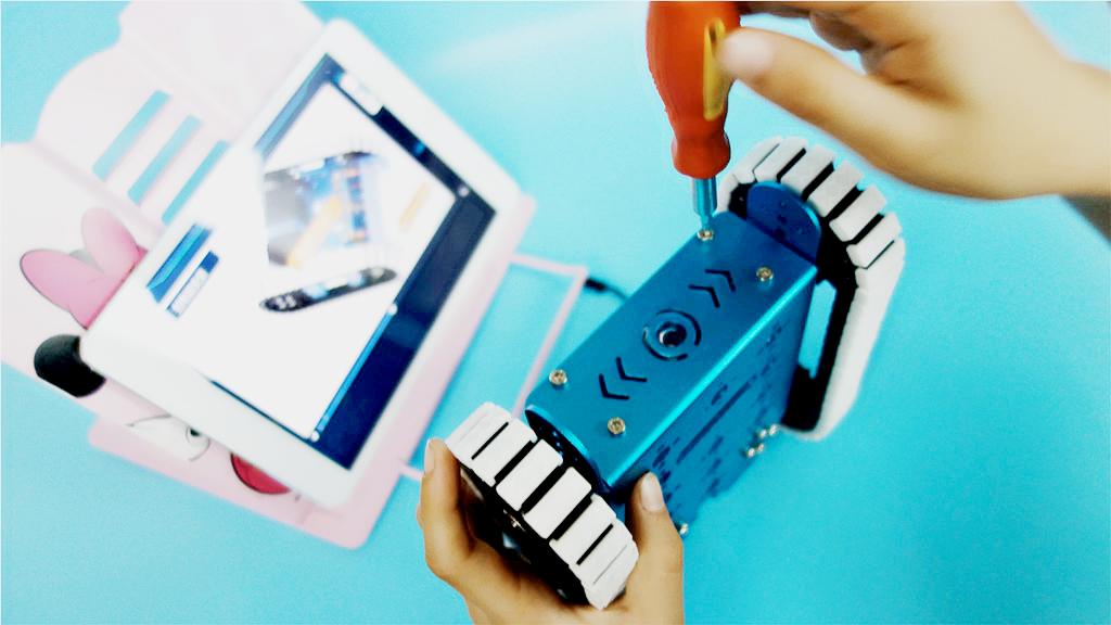 行进、踢球、摇头晃脑样样行，DIY、编程、智能交互个个棒