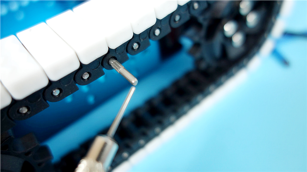 行进、踢球、摇头晃脑样样行，DIY、编程、智能交互个个棒