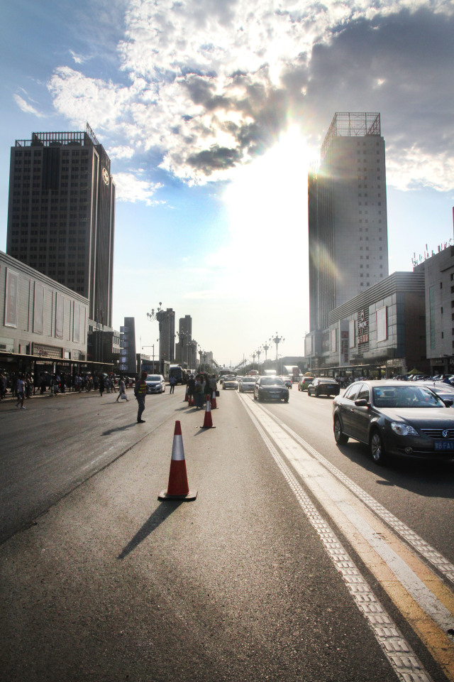 密集修路，拥堵怎么破？包头交警出绝招，快来看看怎么走吧