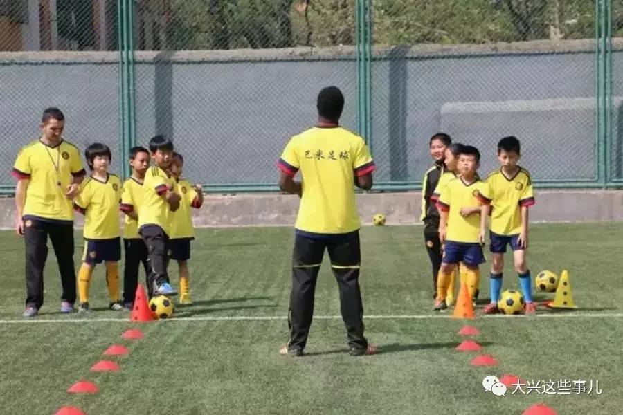 暑假带娃踢球,带孩子校园踢球玩