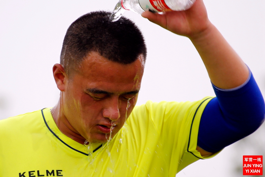 军营里的足球比赛,你从未见过的足球赛完整版