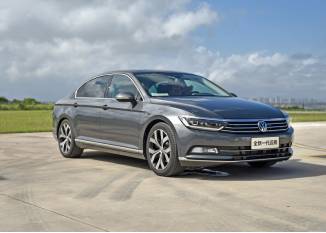 香港与大陆一路之隔,香港大陆两地车