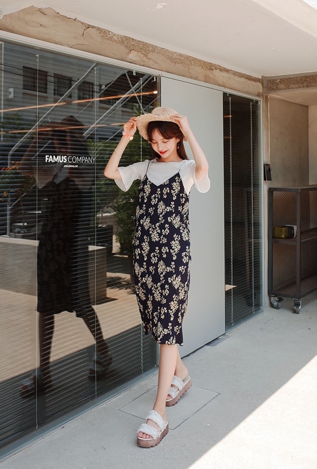 吊带裙配T恤最新韩版女装引领时尚潮流趋势