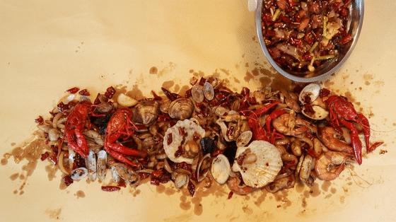 WTF？去南阳路吃海鲜，服务员把菜倒桌上就走，连筷子都没有？