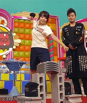 看到没？美女老师示范了分三步，分别是慢、慢、快