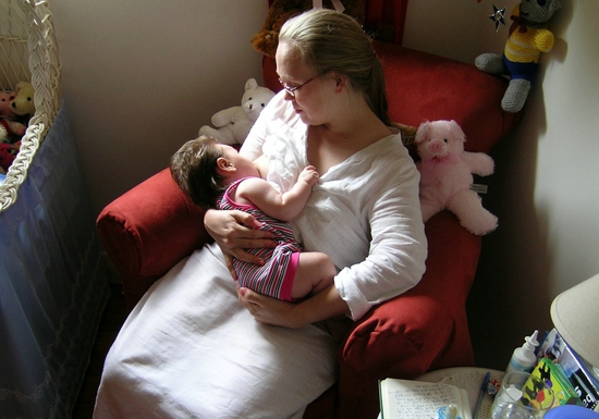 孩子吐奶是怎么回事如何预防宝宝吐奶