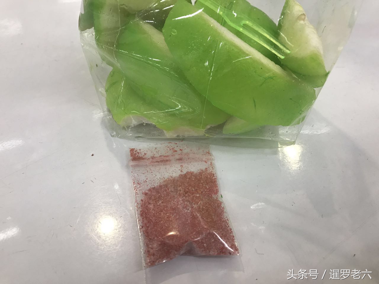 在曼谷超市买了袋“糖皮番石榴”，十元一袋，还送糖！