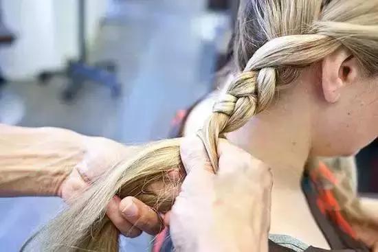 法式修剪发型,法式牧羊卷发型