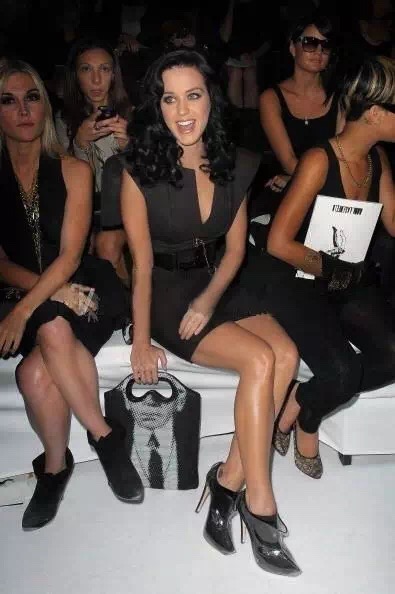 镶金边的高跟鞋！凯特妃最爱，老佛爷钦点，女星们集体买买买！