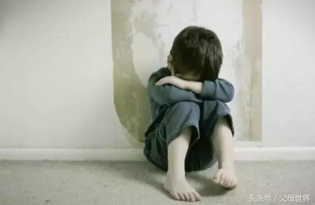 总是用糖果玩具引诱小孩,零食玩具诱惑小朋友