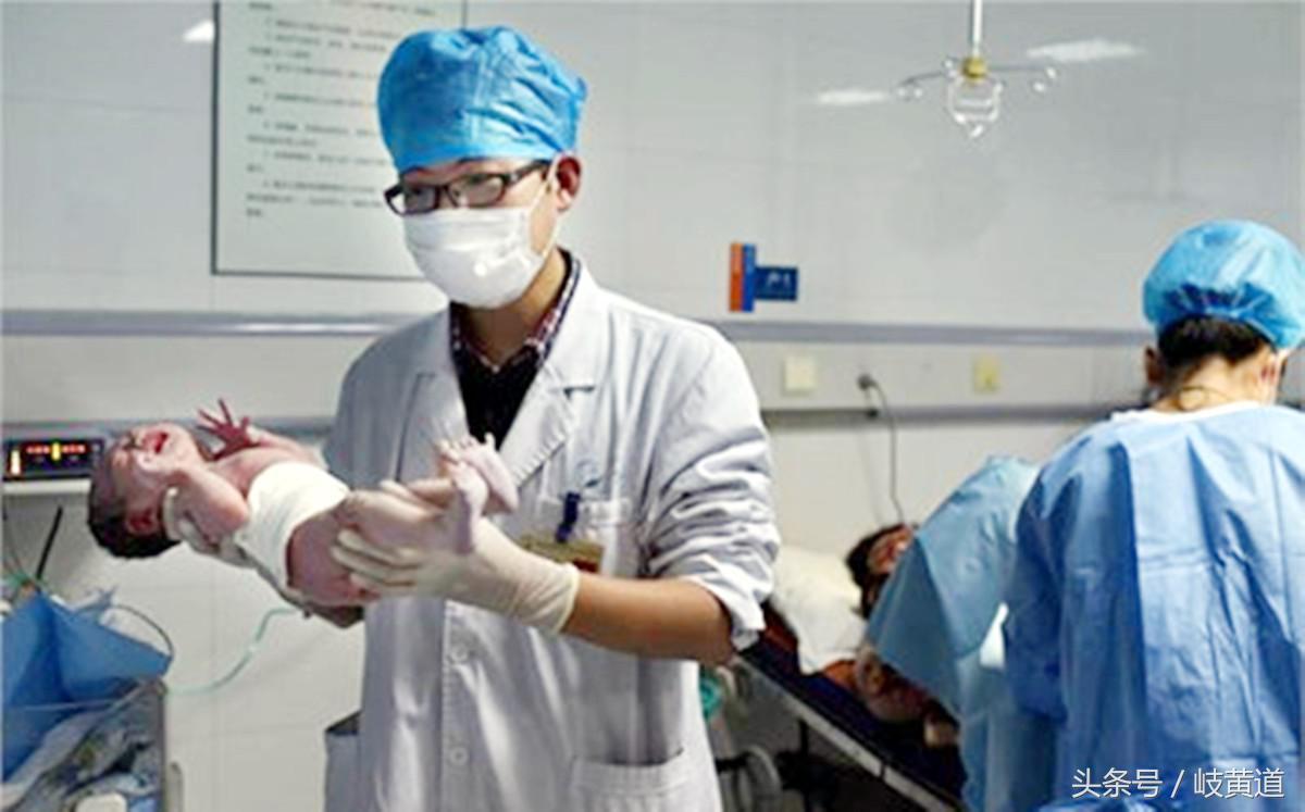 宝宝刚出生吐粘粘的液体,宝宝刚出生一天吐奶吐褐色分泌物