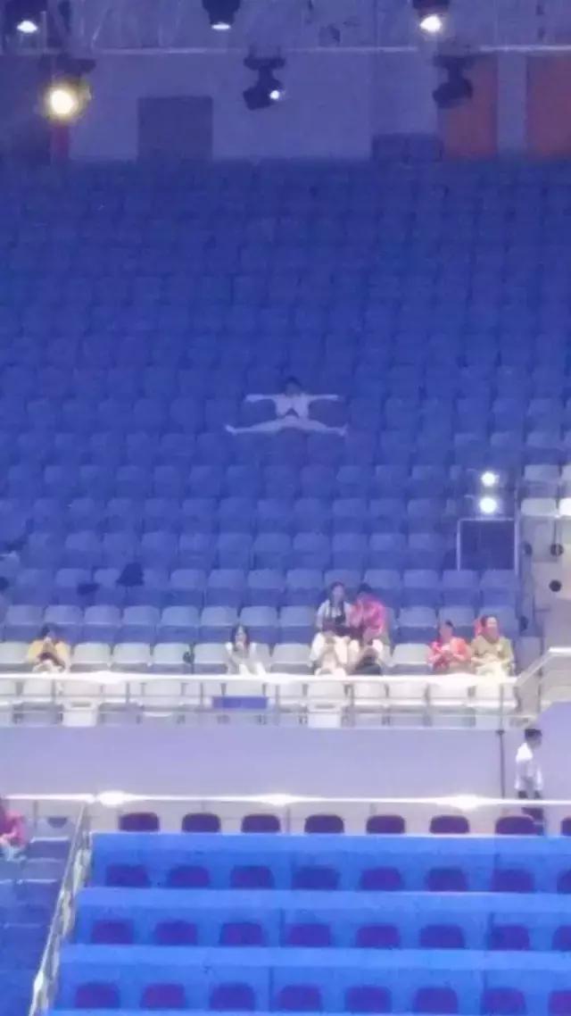 要不是腰软,怎么能把腿的劈这么开?