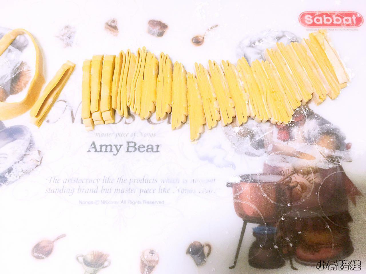 宝宝彩色手擀面的做法,纯手工手擀面制作过程