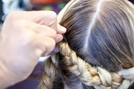 法式修剪发型,法式牧羊卷发型