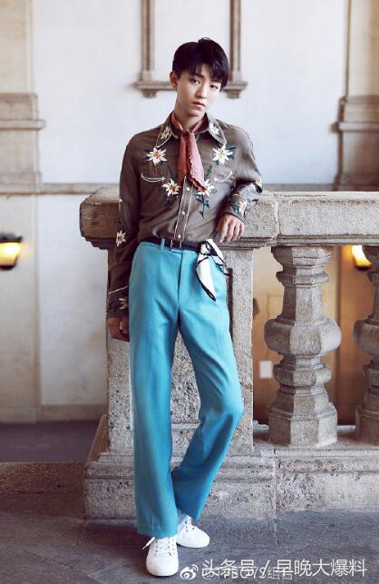 王俊凯帅气照片氛围感满满,王俊凯最新图片帅照