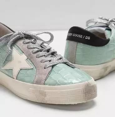 杨幂一口气买了十双的鞋,杨幂穿的薄荷绿运动鞋