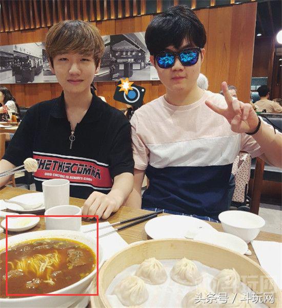 SKT膨胀了？洲际赛前夜市胡吃海喝是忘了曾经EDG的娜美吗