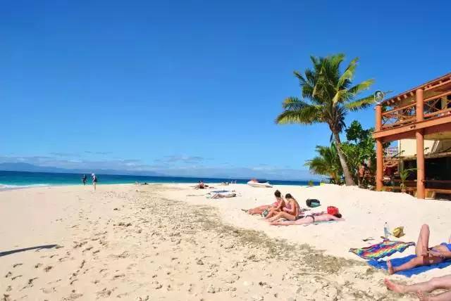 1000元的斐济水,超市20块钱的水