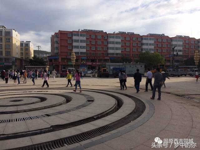 西吉县商业广场,在广场上逛街散步