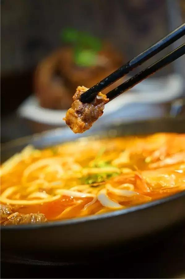 蒙眼用剪刀做面，服了！这么牛X的店居然系佛山的10年老字号！东家好吃才是硬道理！