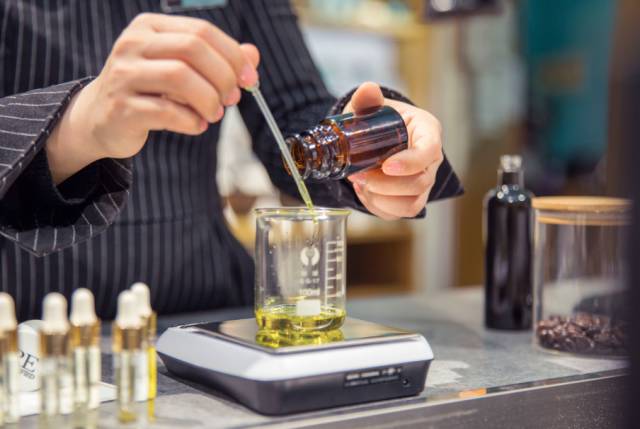 这个长得像胡歌的帅小伙，把张爱玲装进了一个香水瓶，还把有故事的香水做成了一辈子的事业