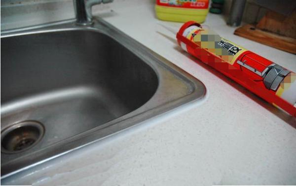 厨房洗菜池密封胶发霉,洗碗池密封胶发黑怎么清洗小妙招