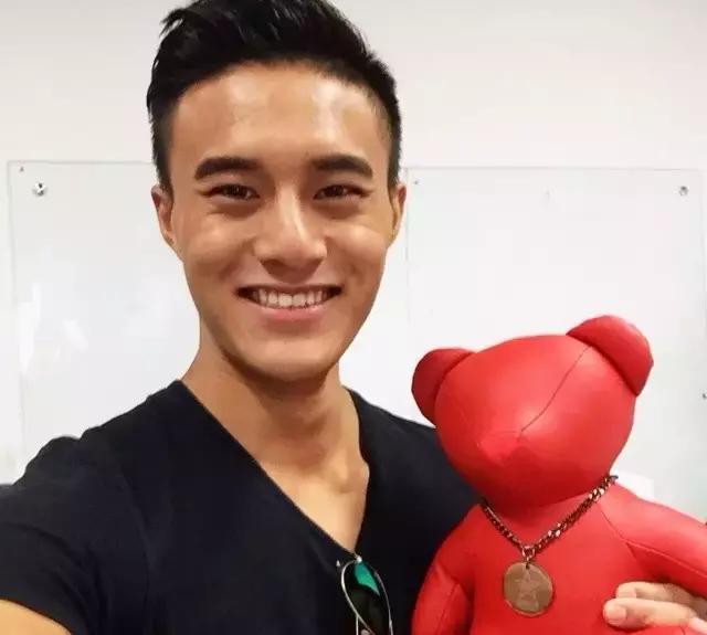 00后大学生当男模,211大学生当男模