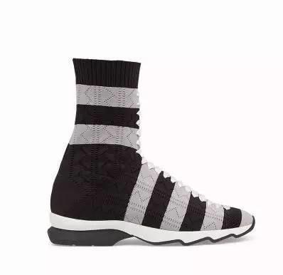 杨幂一口气买了十双的鞋,杨幂穿的薄荷绿运动鞋