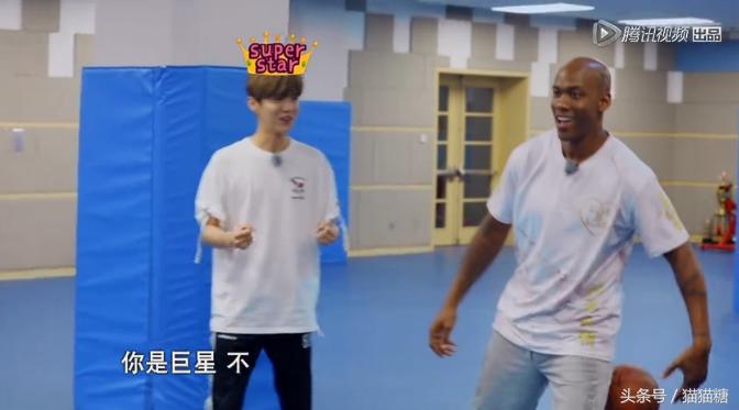 约吧大明星鹿晗转魔方,约吧大明星鹿晗打篮球