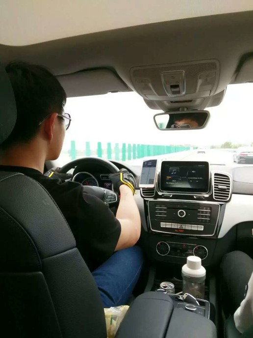 轿跑SUV奔驰GLE320coupe提车感受，外观很帅很装逼，配置却很低！