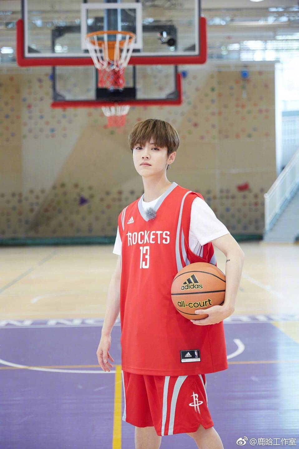 约吧大明星鹿晗出场,约吧大明星鹿晗打篮球