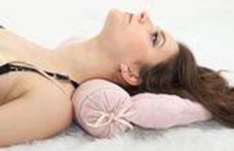 枕头选不好失眠,颈椎压迫神经睡软枕头还是硬枕头