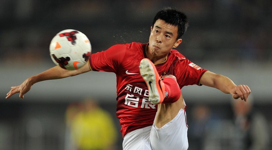 恒大主力后卫，曾因血印事件引风波，后娶富二代女友，美满幸福