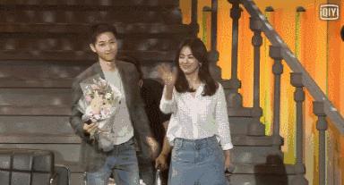 宋仲基宋慧乔白天揽腰秀甜蜜,宋仲基宋慧乔甜蜜太阳后裔