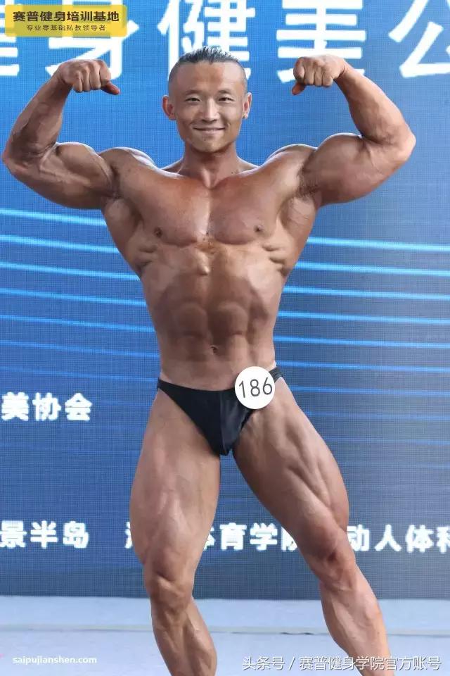 健美冠军的健身之路,小伙坚持健身9年增重70斤变健美