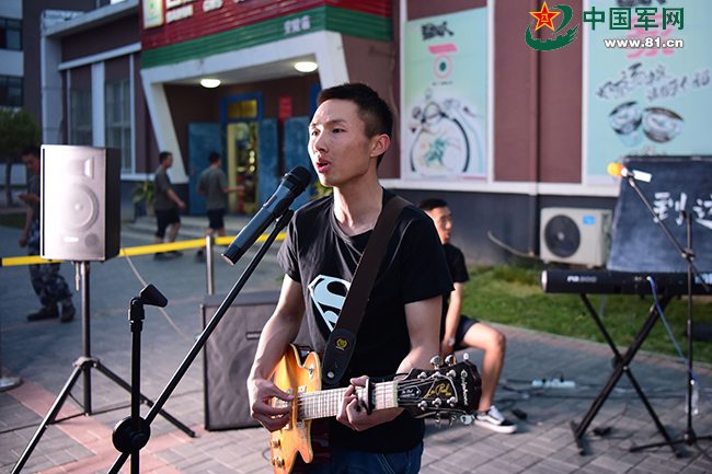 一大波帅哥来袭！远航乐队露天演唱会嗨翻军校