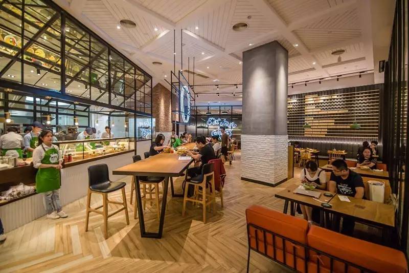 全国首家！能喝啤酒的绿色KFC你101%没吃过！热压帕尼尼、北美甜薯条……KPRO餐厅，要被挤爆啦！