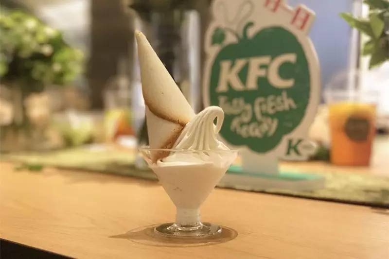 全国首家！能喝啤酒的绿色KFC你101%没吃过！热压帕尼尼、北美甜薯条……KPRO餐厅，要被挤爆啦！