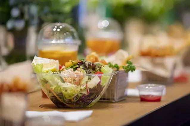 全国首家！能喝啤酒的绿色KFC你101%没吃过！热压帕尼尼、北美甜薯条……KPRO餐厅，要被挤爆啦！