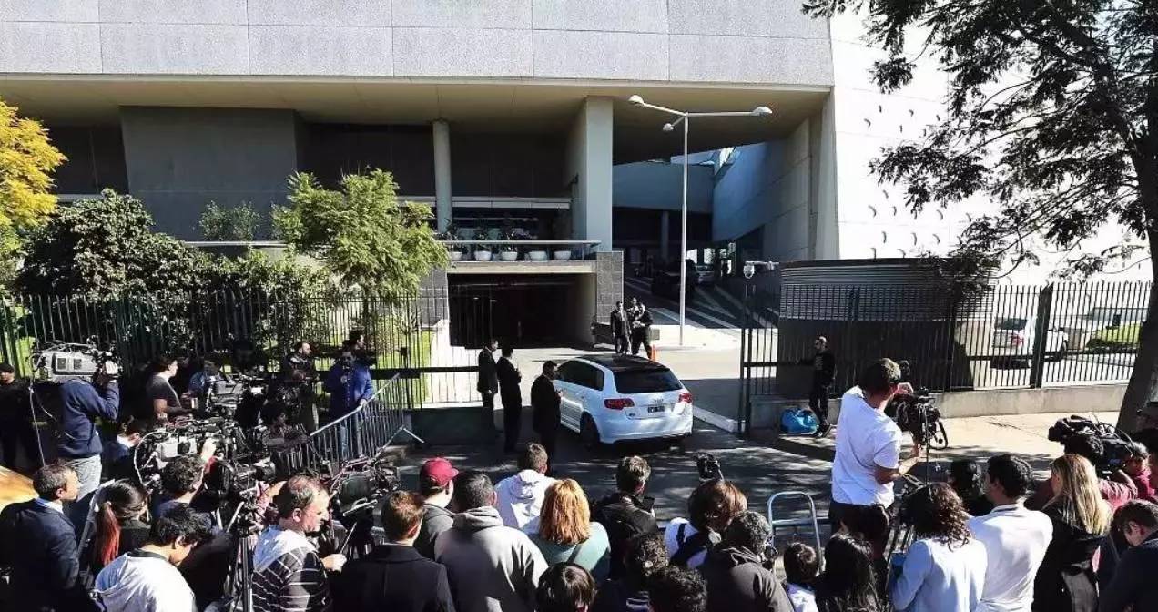 梅西30岁娶了自己爱了22年的女生,31岁篮球天才娶大10岁二婚妻子