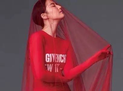 比渔网袜更猎奇的存在，杨幂谢娜领衔“袖套时尚”，前卫还是尴尬？