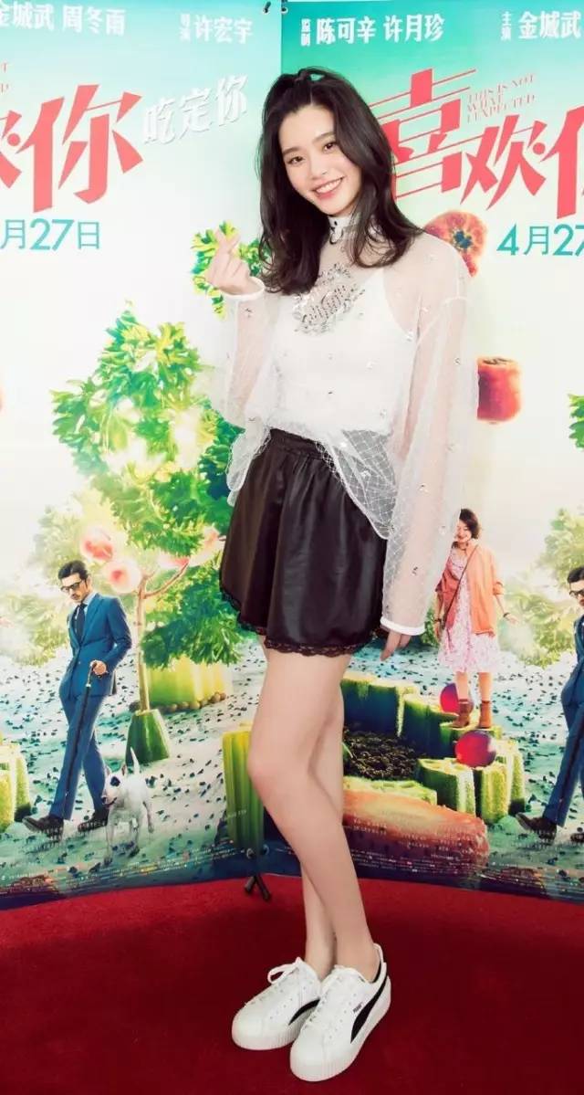 比渔网袜更猎奇的存在，杨幂谢娜领衔“袖套时尚”，前卫还是尴尬？