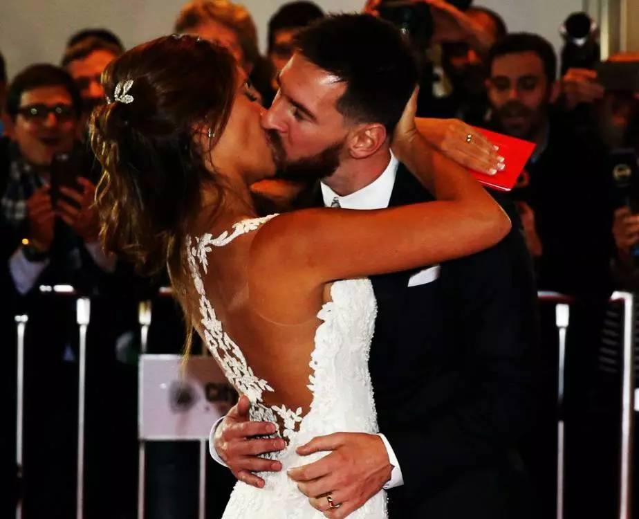 30岁球王娶了9岁一见钟情的女孩，时间易逝，唯爱不变