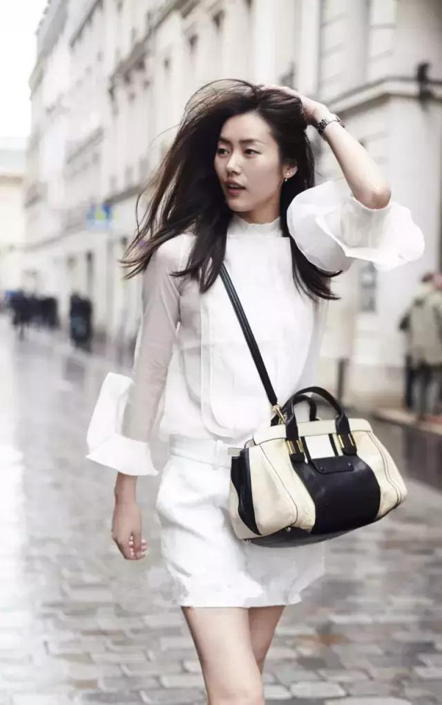 刘雯的走秀高光时刻,刘雯日常走路