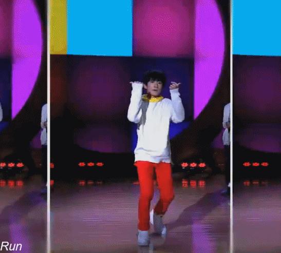 易烊千玺顶胯跳舞片段,易烊千玺扭胯合集