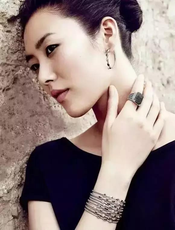 刘雯的走秀高光时刻,刘雯日常走路