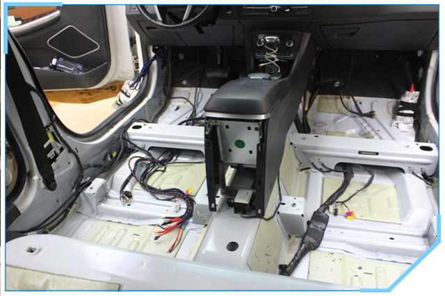 上海音豪汽车音响改装,荣威550隔音条安装
