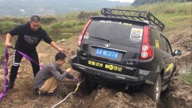 车两前轮掉坑怎么弄出来,车子单边掉坑怎么处理