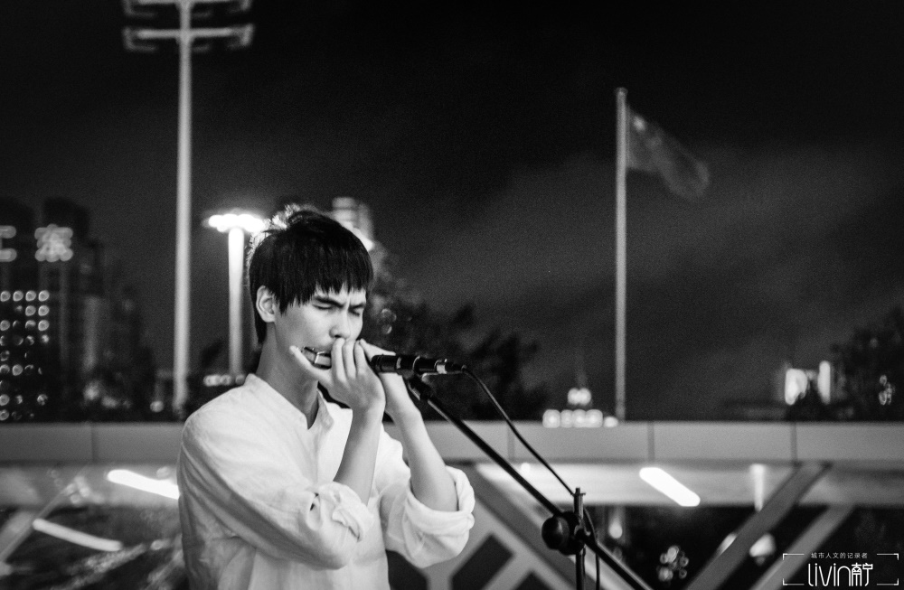 那个在航洋门口吹口琴的小哥：用音乐感谢这座城市