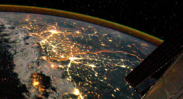 明明在同一间屋子里,我在美国,你却在加拿大?